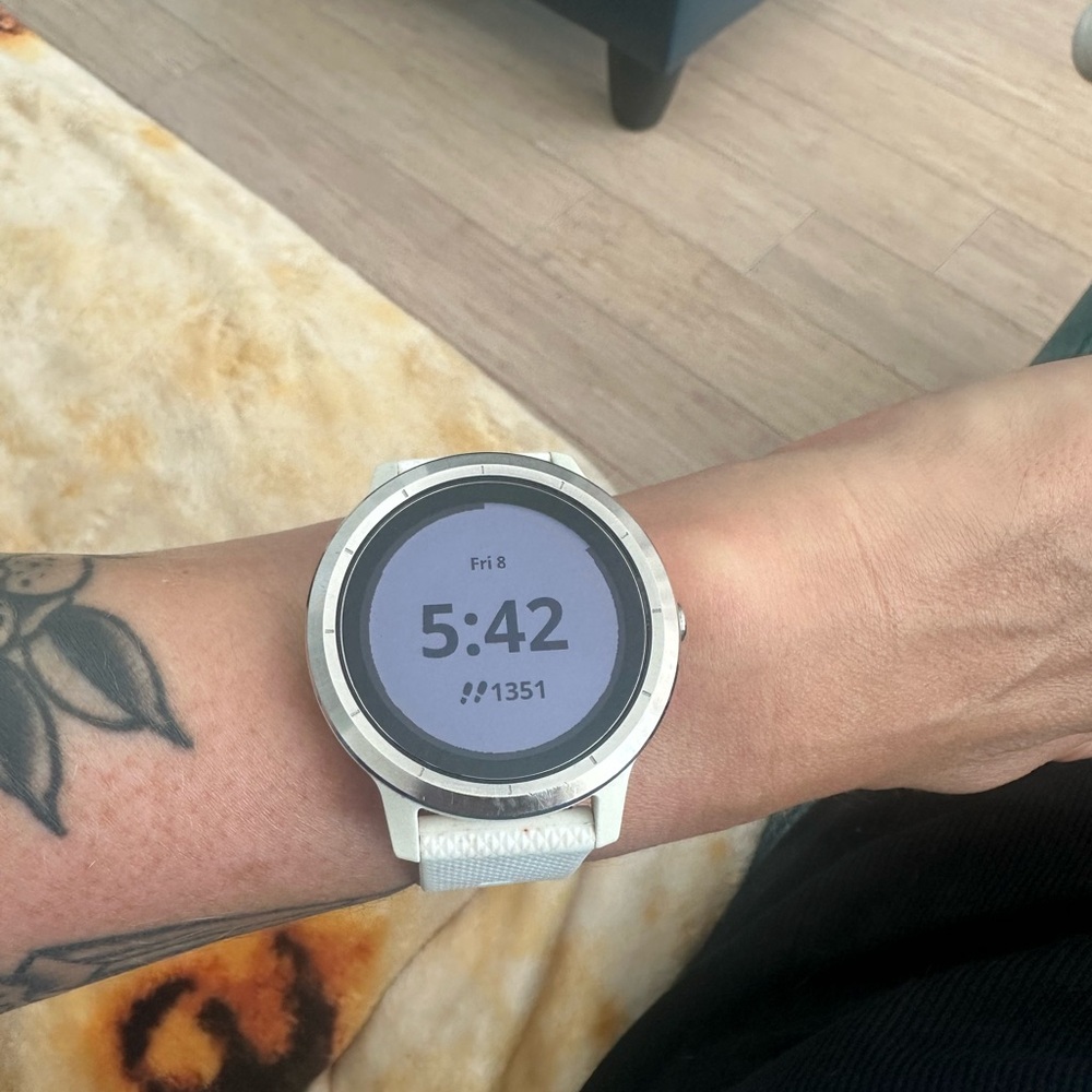 Like New White Garmin GPS Vivoactive 3 Smartwatch